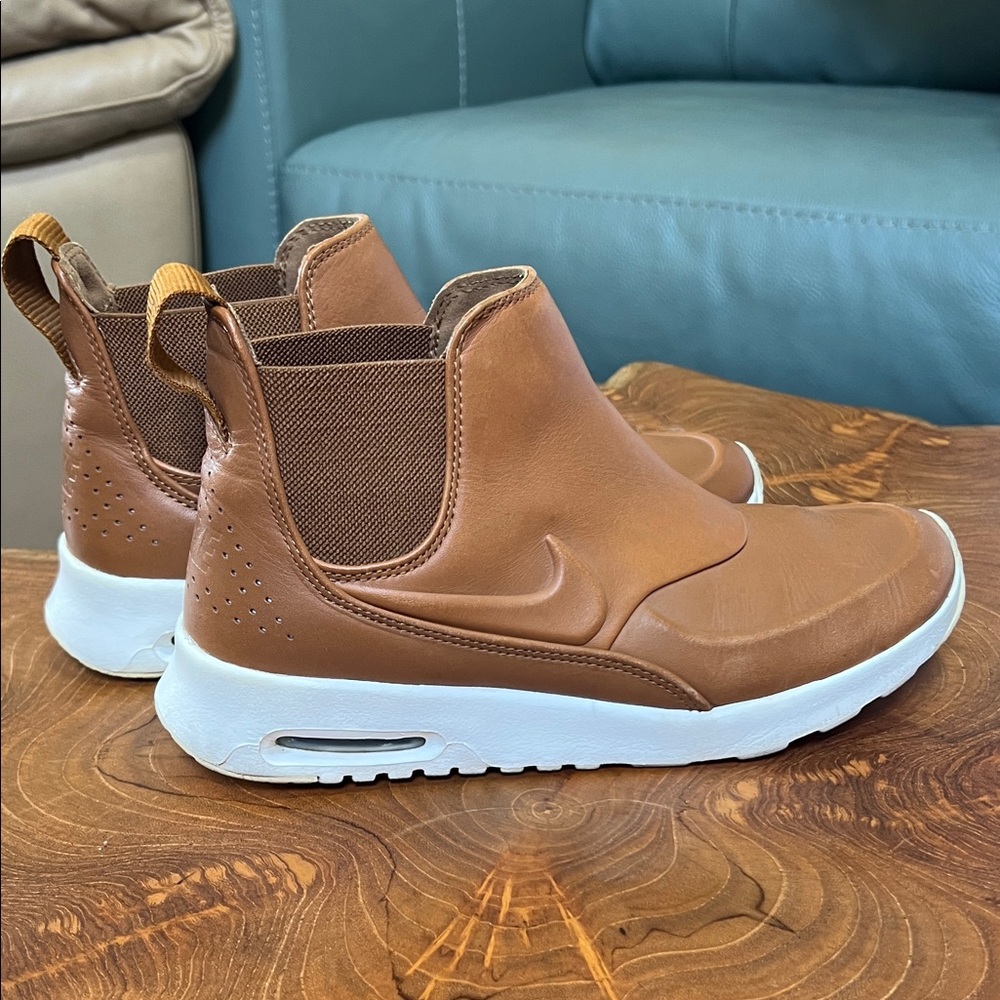 Nike Thea’s
